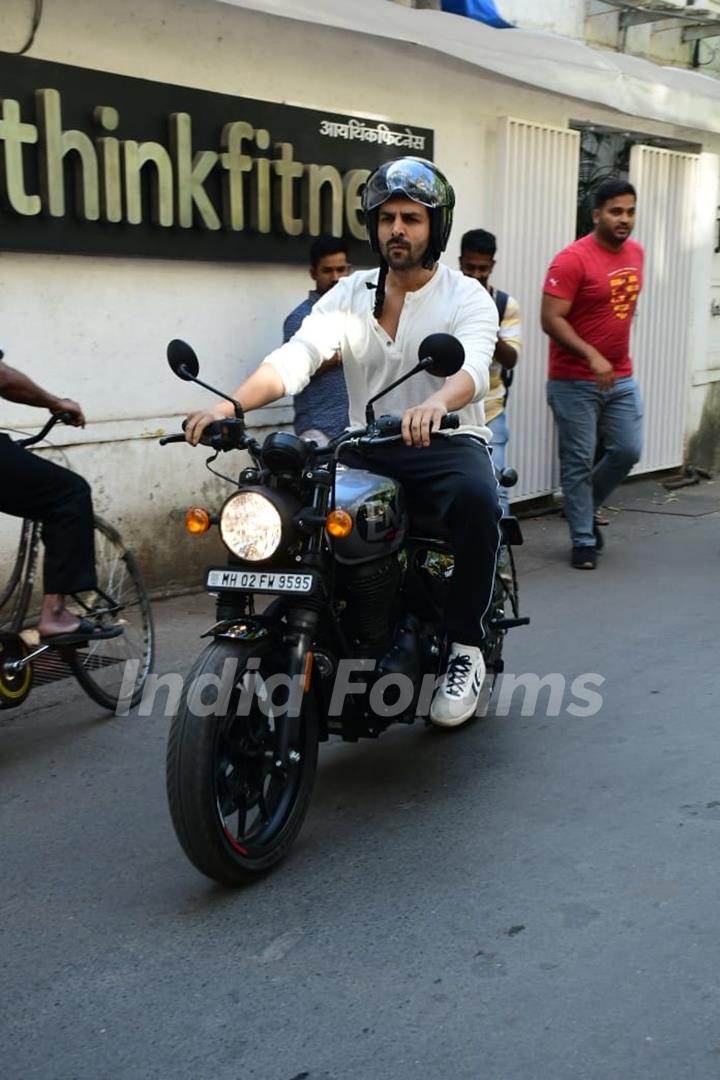 Kartik Aaryan spotted in the city 