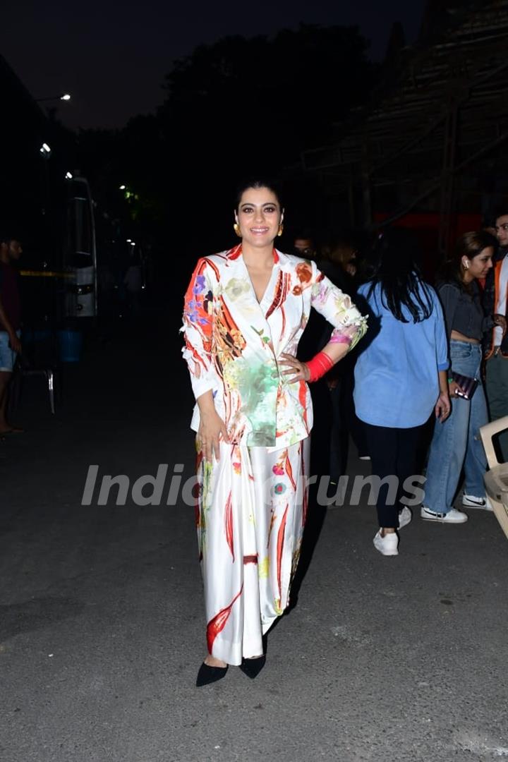 Kajol snapped promoting Salaam Venky on the set of The Kapil Sharma Show 