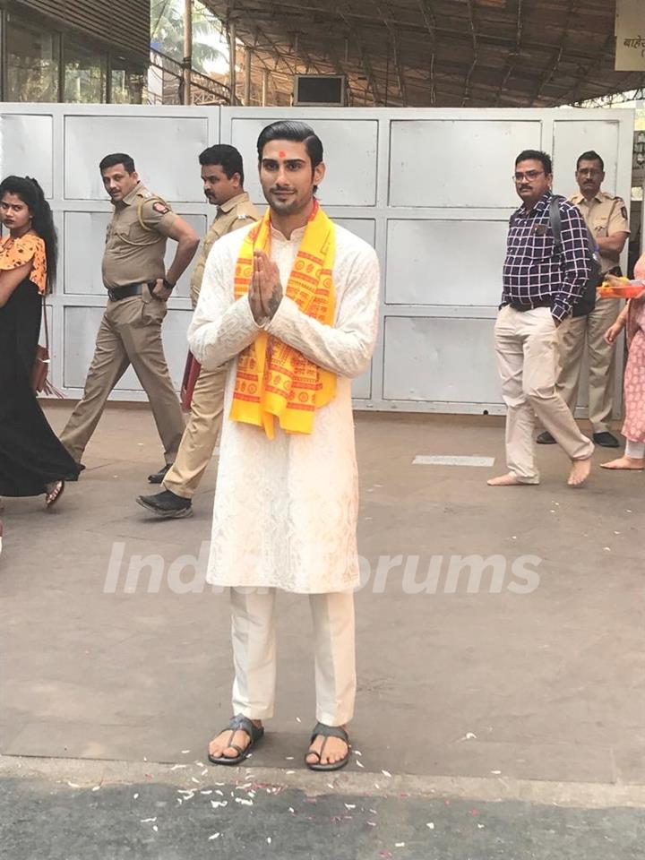 Prateik Babbar snapped at Siddhivinayak temple