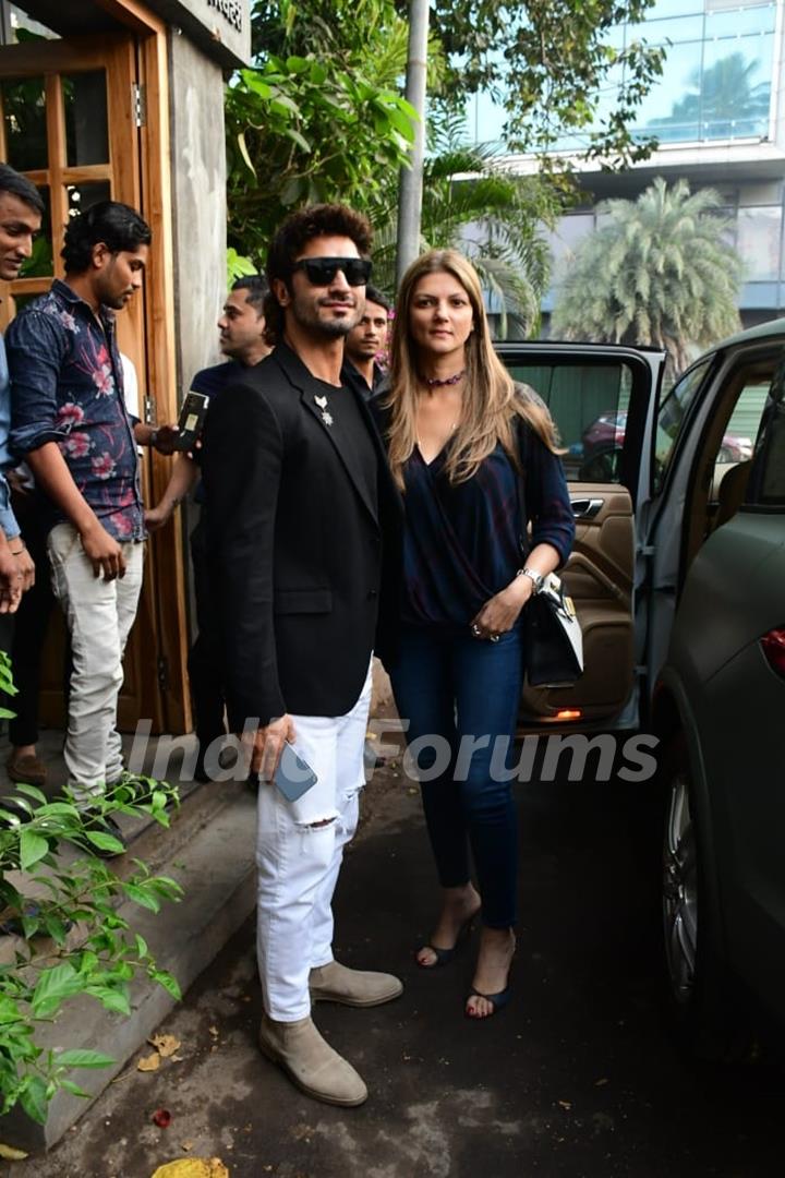 Vidyut Jammwal spotted with his girlfriend Nandita Mahtani in Juhu 