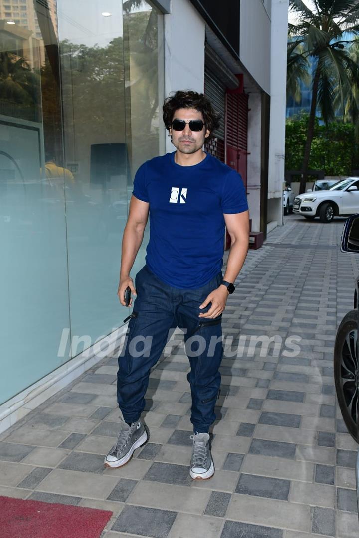 Gurmeet Choudhary spotted at T-series office in Andheri 