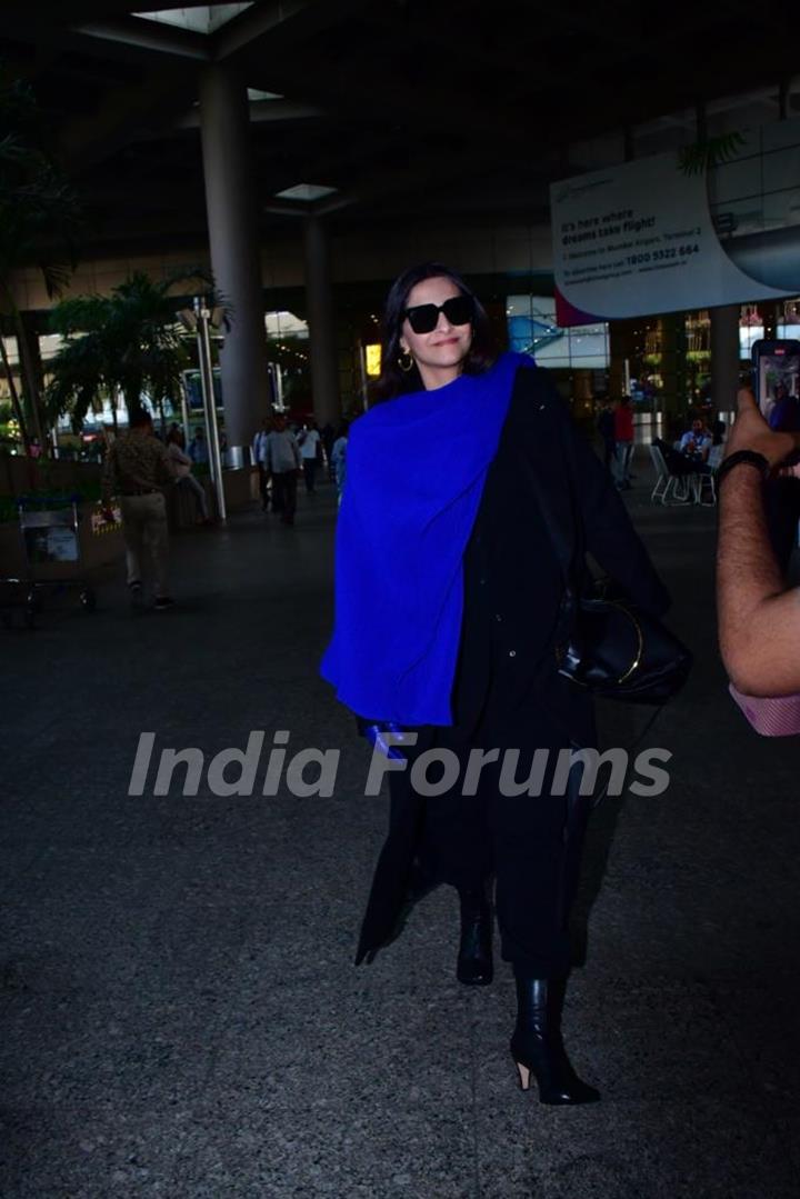 Sonam Kapoor snapped at the Mumbai airport 