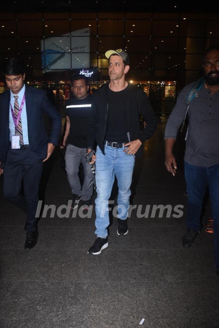 Hrithik Roshan spotted at the Mumnai airport 