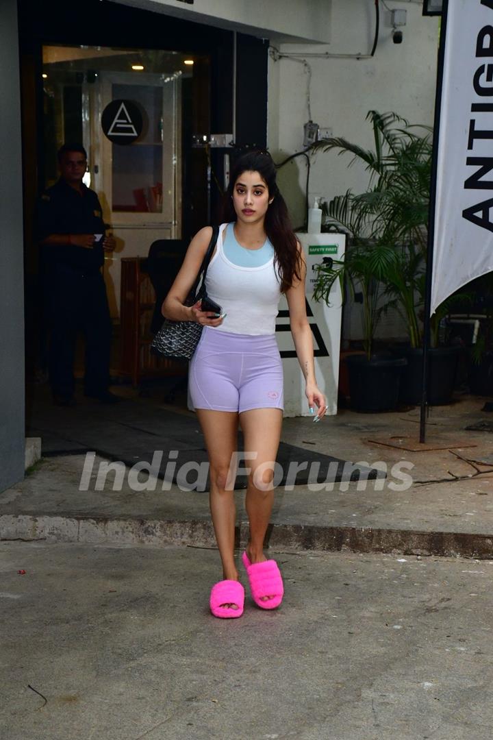 Janhvi Kapoor spotted in Bandra