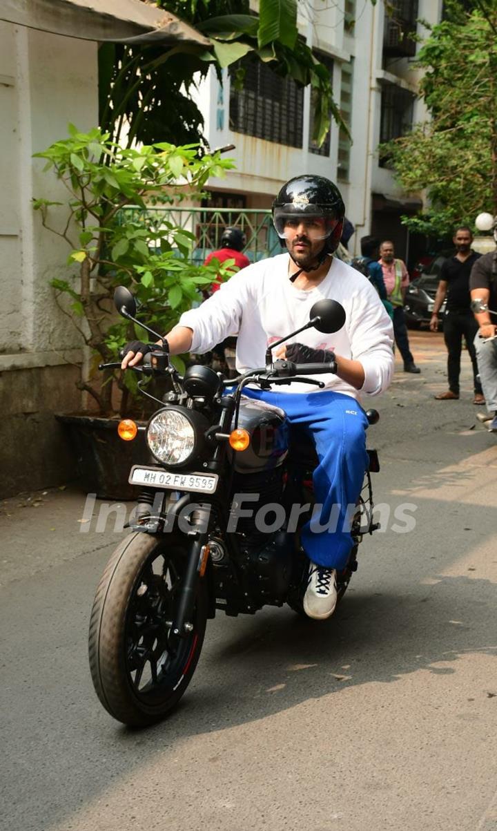 Kartik Aaryan spotted in Juhu  