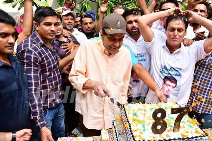 Dharmendra celebrating his 87th Birthday 