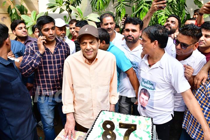 Dharmendra celebrating his 87th Birthday 