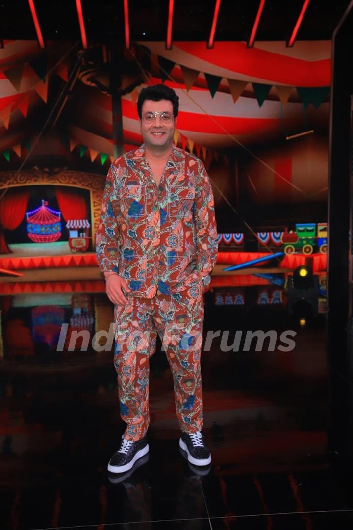 Varun Sharma spotted promoting Cirkus movie on the set of Sa Re Ga Ma Li'l champs