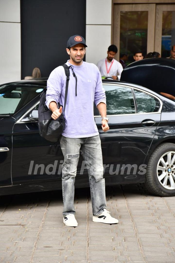 Aditya Roy Kapur spotted at the kalina airport