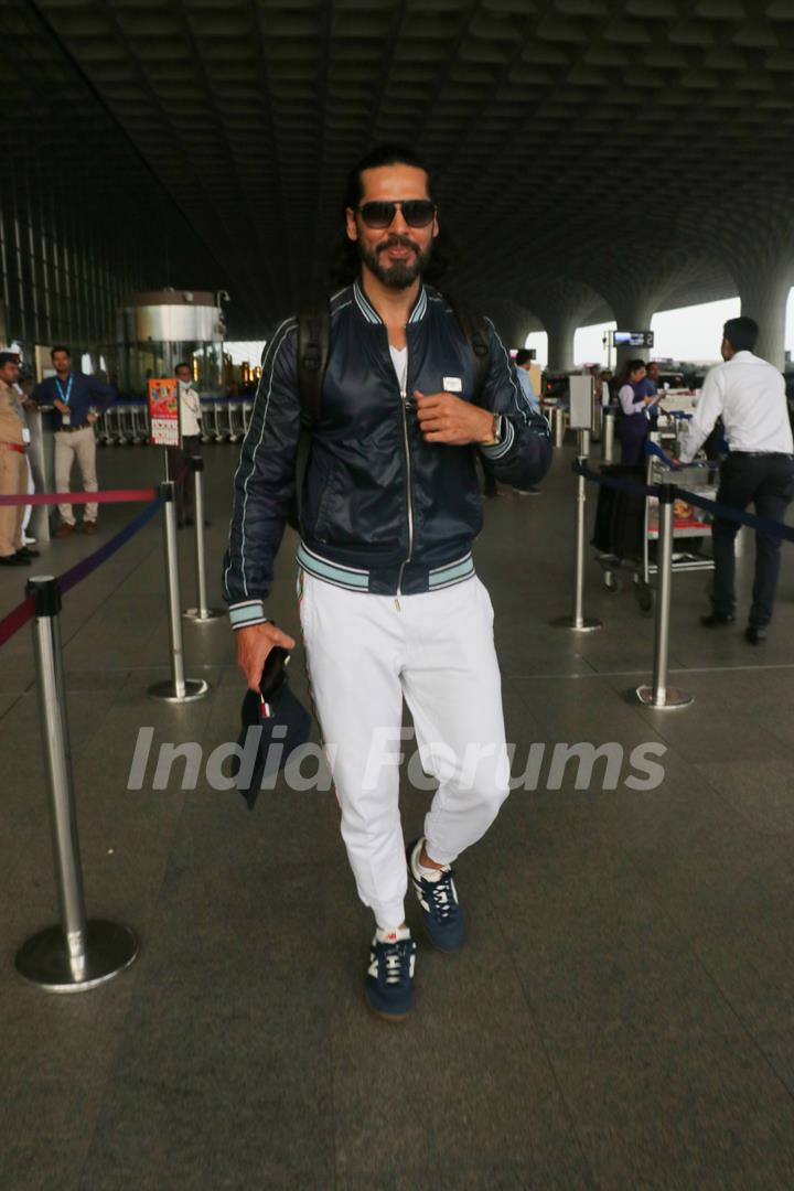 Dino Morea spotted at the Mumbai airport