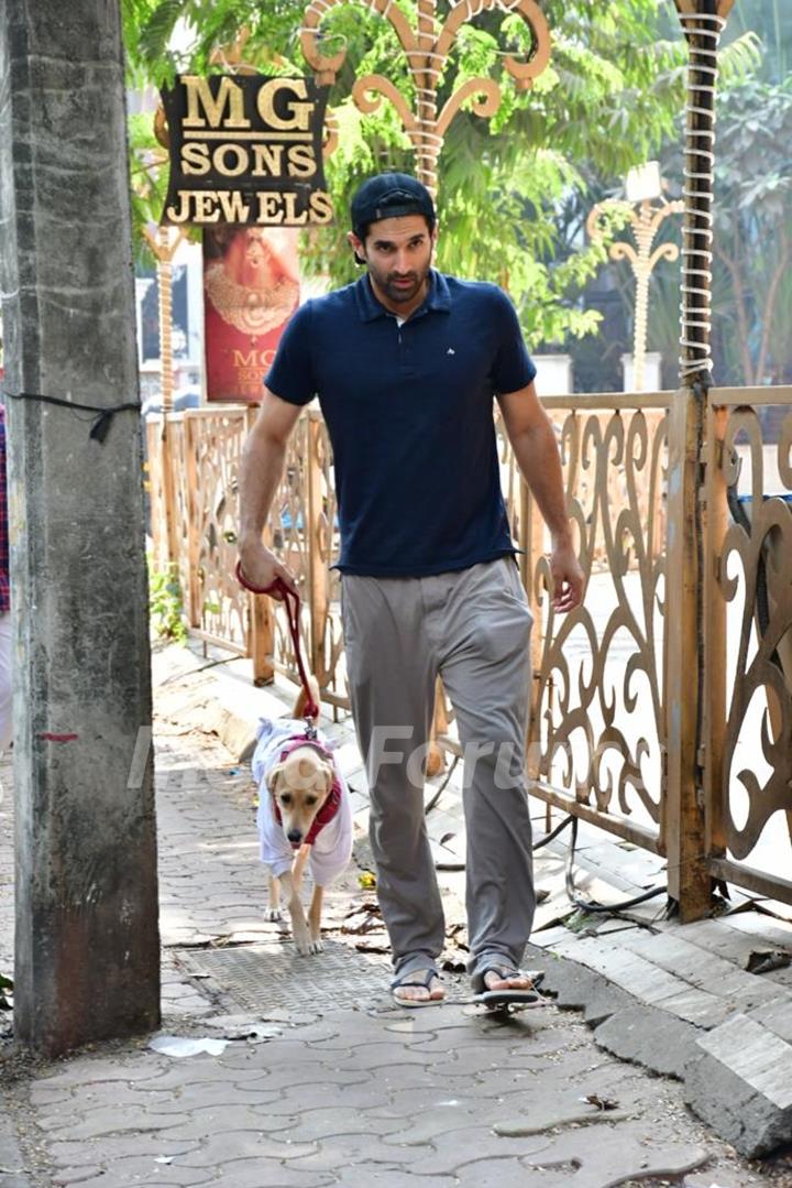 Aditya Roy Kapur spotted in Khar 