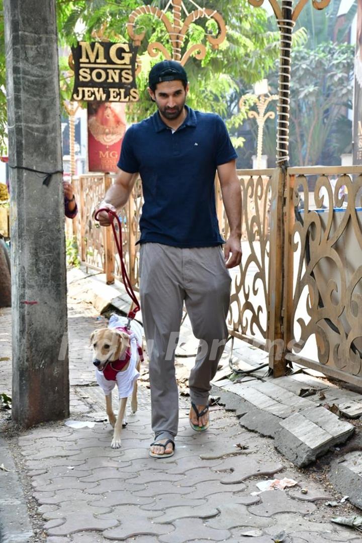 Aditya Roy Kapur spotted in Khar 