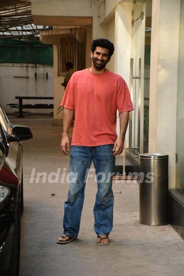 Aditya Roy Kapur snapped at dubbing studio in juhu