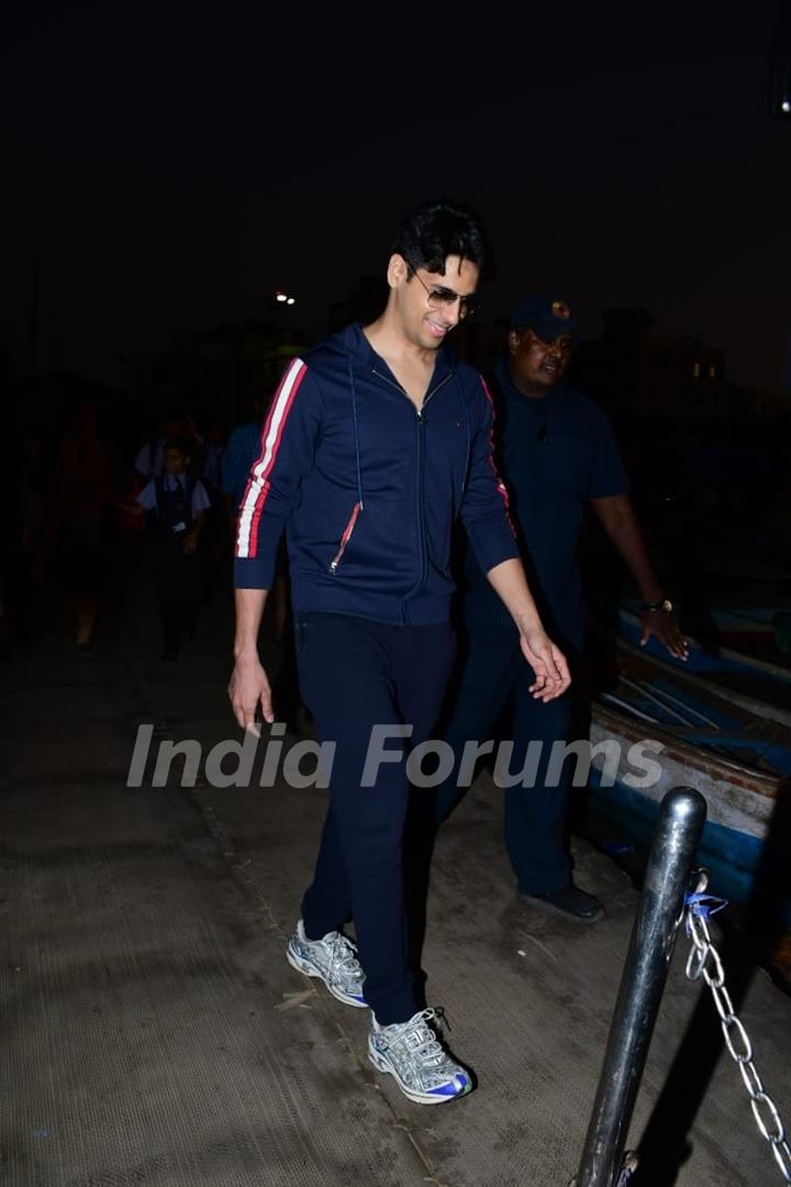 Sidharth Malhotra spotted at Versova Jetty 