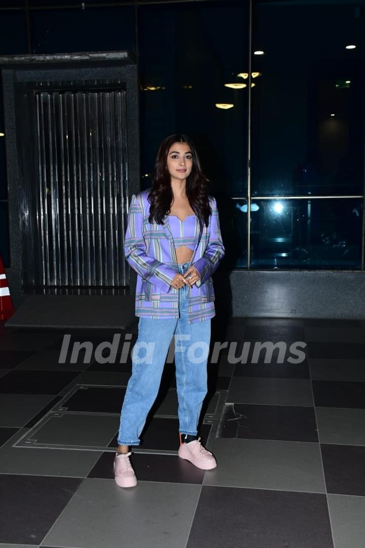 Pooja Hegde spotted promoting film Cirkus at Mithibai college 