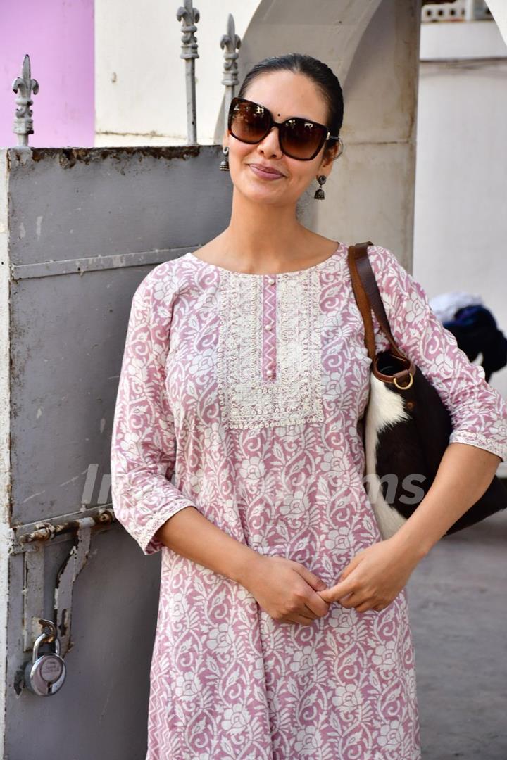 Esha Gupta spotted in Bandra