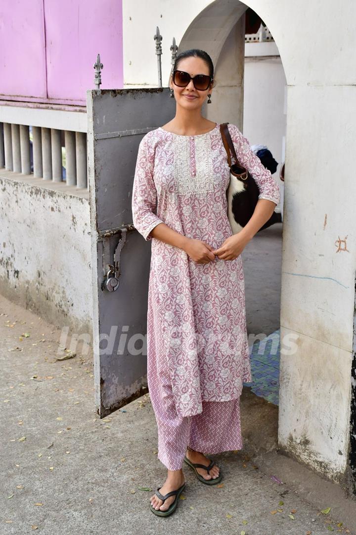 Esha Gupta spotted in Bandra