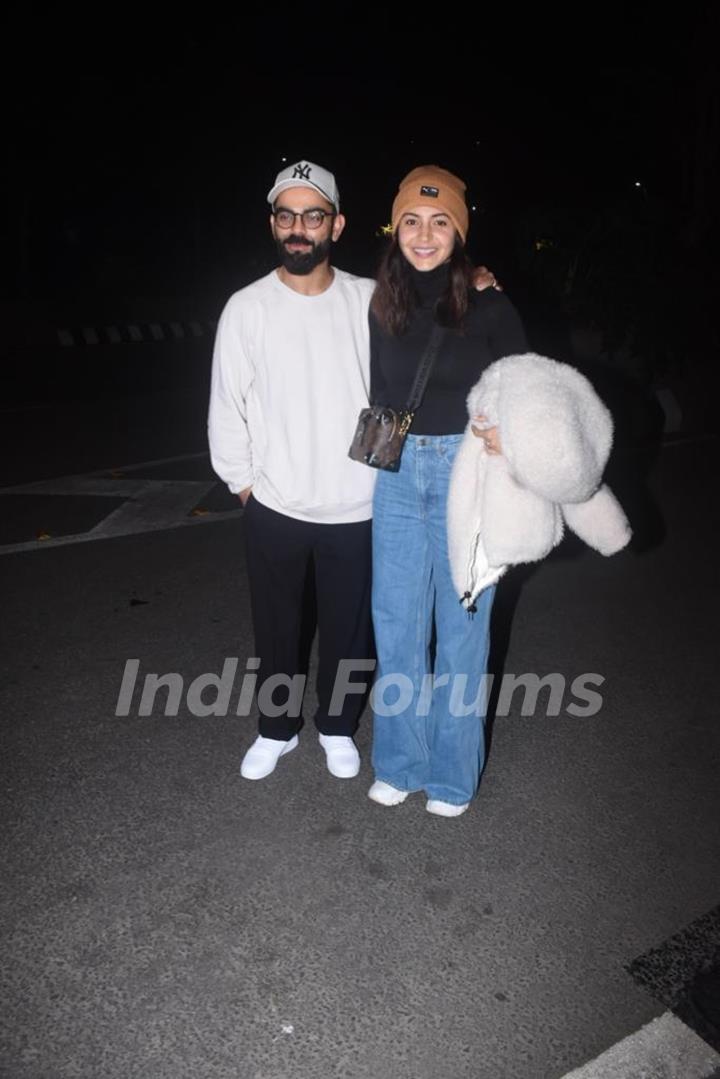 Virat Kohli, Anushka Sharma spotted at the Mumbai airport