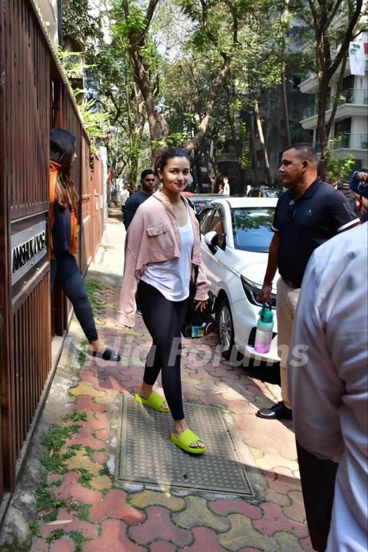 Alia Bhatt spotted at yoga in Bandra 