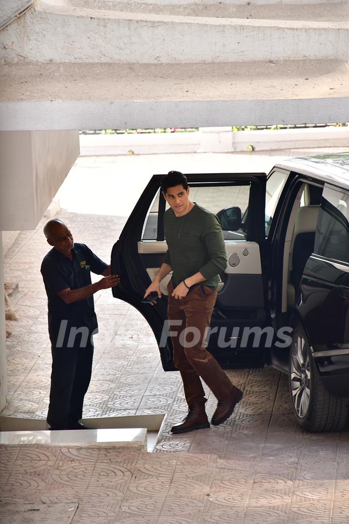 Sidharth Malhotra spotted in Bandra