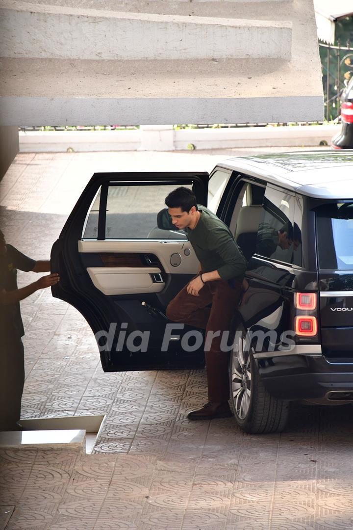 Sidharth Malhotra spotted in Bandra