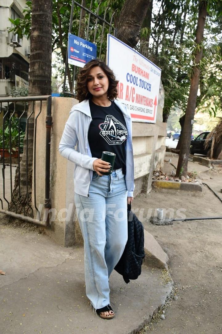 Sonali Bendre spotted in Juhu