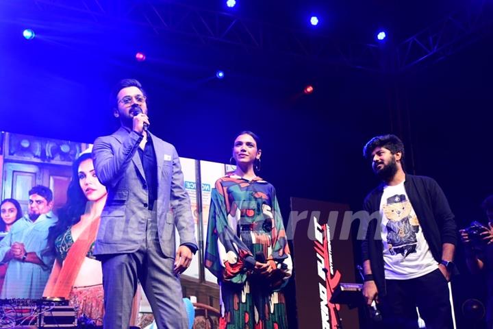 Bhuvan Bam and Shriya Pilgaonkar spotted promoting Tazza Khabar at Mithibai college fest Kshitij