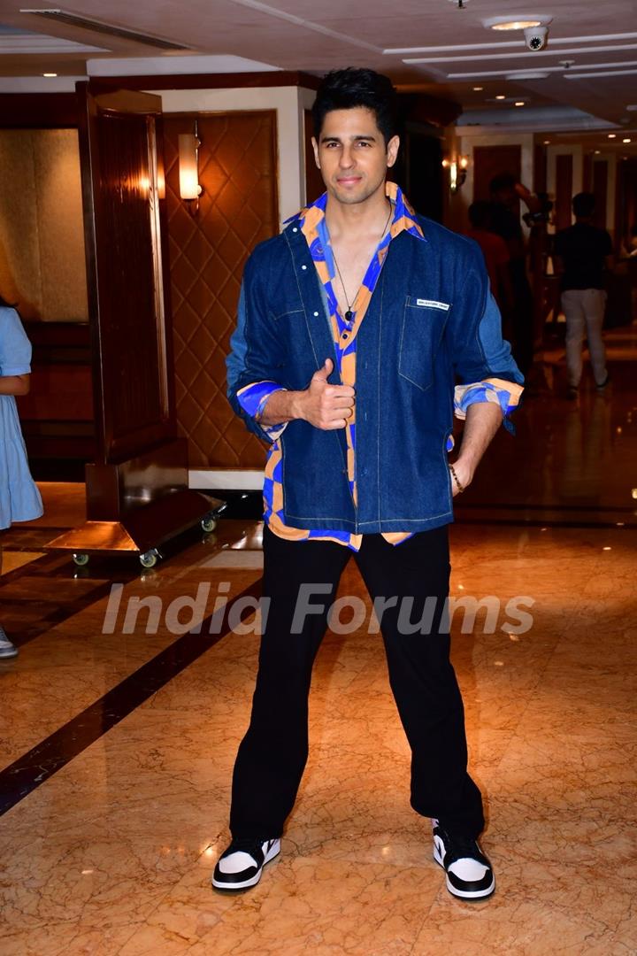 Sidharth Malhotra opts for a printed shirt and denim jacket for the trailer launch of Mission Majnu