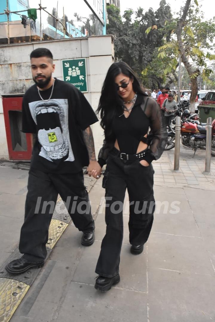 Shruti Haasan spotted with her boyfriend at foodhall in Khar