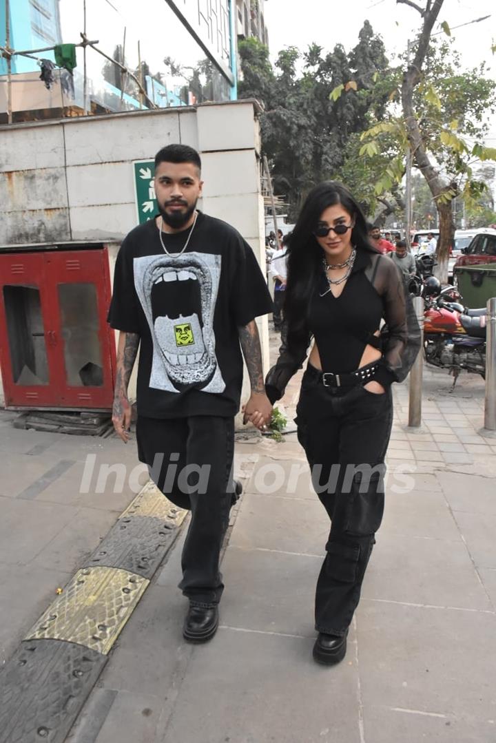 Shruti Haasan spotted with her boyfriend at foodhall in Khar