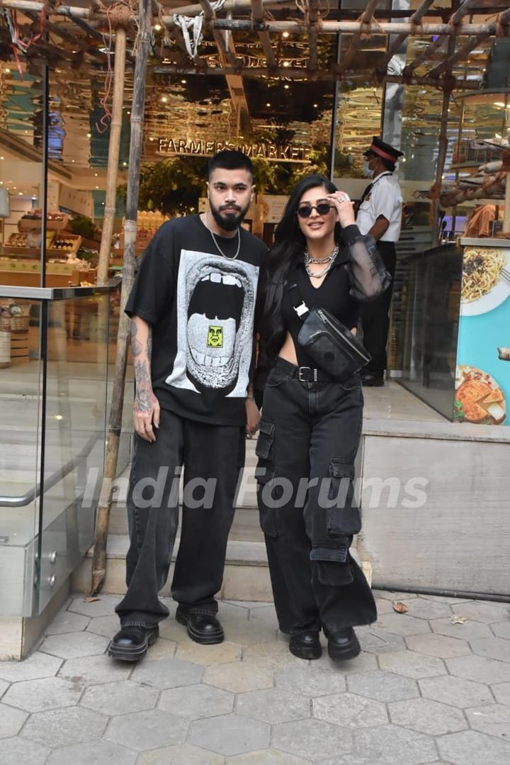 Shruti Haasan spotted with her boyfriend at foodhall in Khar