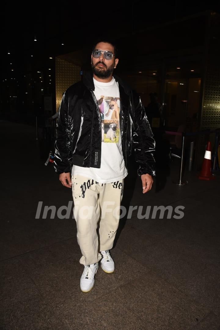 Yuvraj Singh spotted at the Mumbai airport