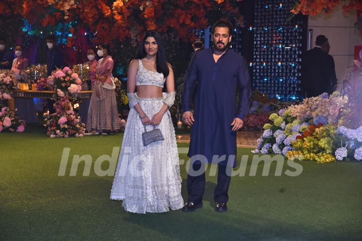 Salman Khan wore a navy blue kurta set as he arrived with Alizeh Agnihotri who wore an ivory lehenga set 