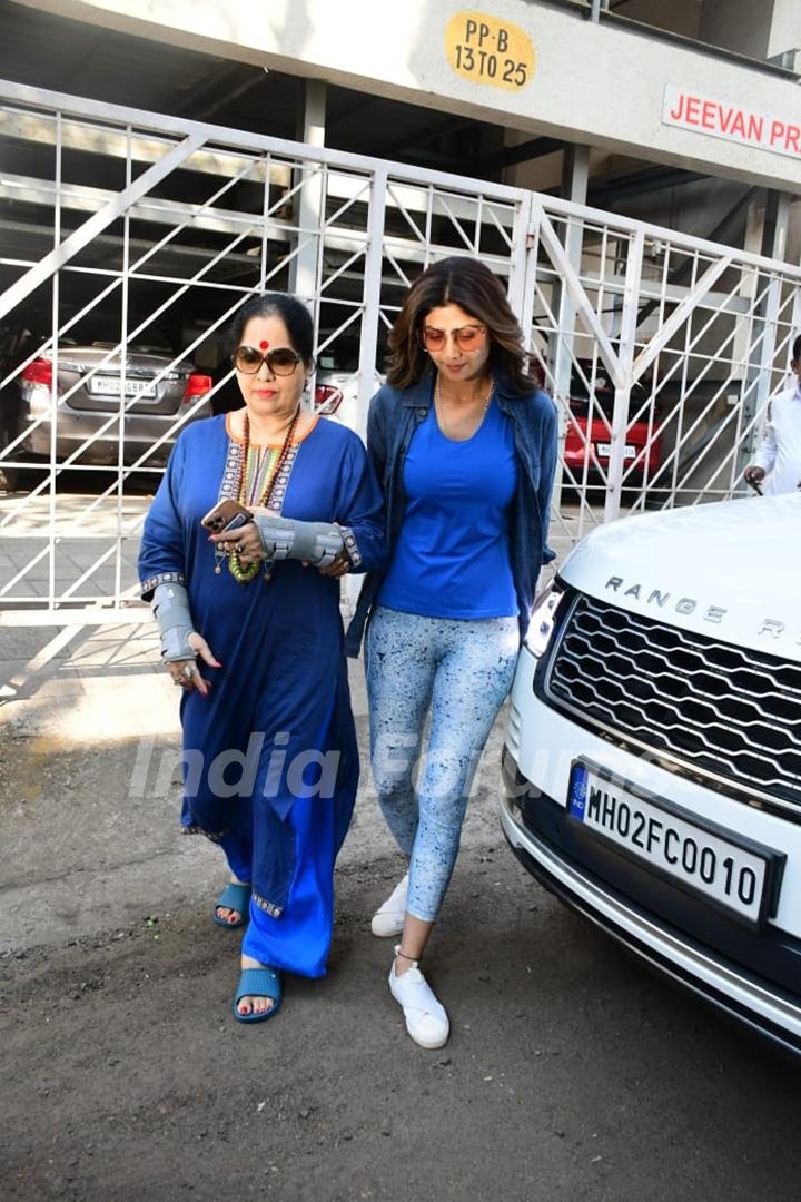 Shilpa Shetty spotted with her mother in Juhu 