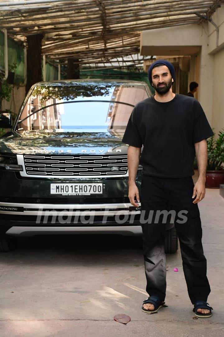 Aditya Roy Kapur spotted in Juhu 