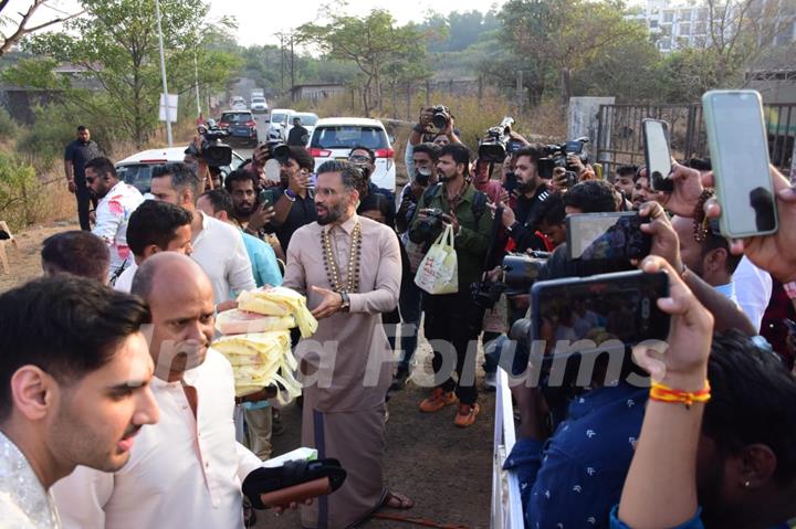 Suneil Shetty and Ahan Shetty meet the media post KL Rahul - Athiya wedding to distribute sweets to paps 