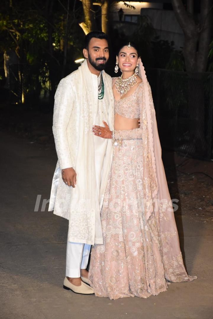 KL Rahul and Athiya Shetty pose for paps