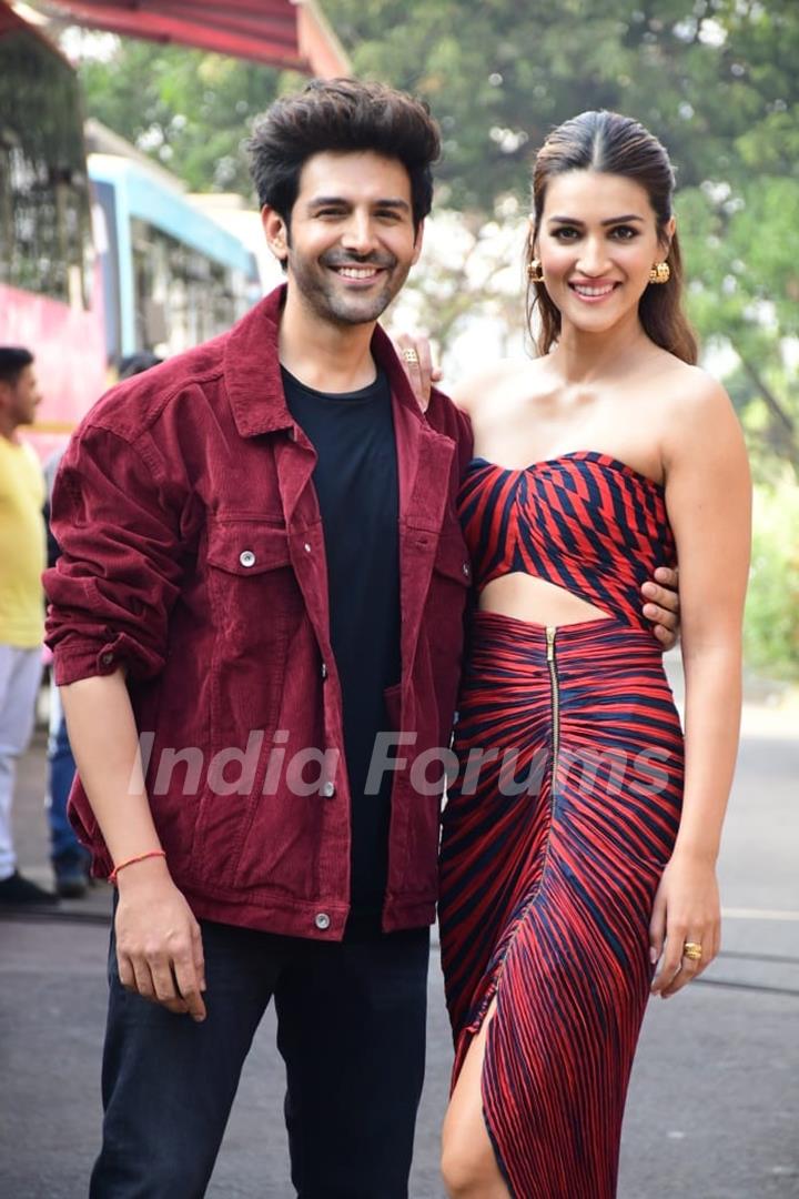 Kartik Aaryan, Kriti Sanon snapped promoting upcoming film Shehzada on the set of The Kapil Sharma Show 