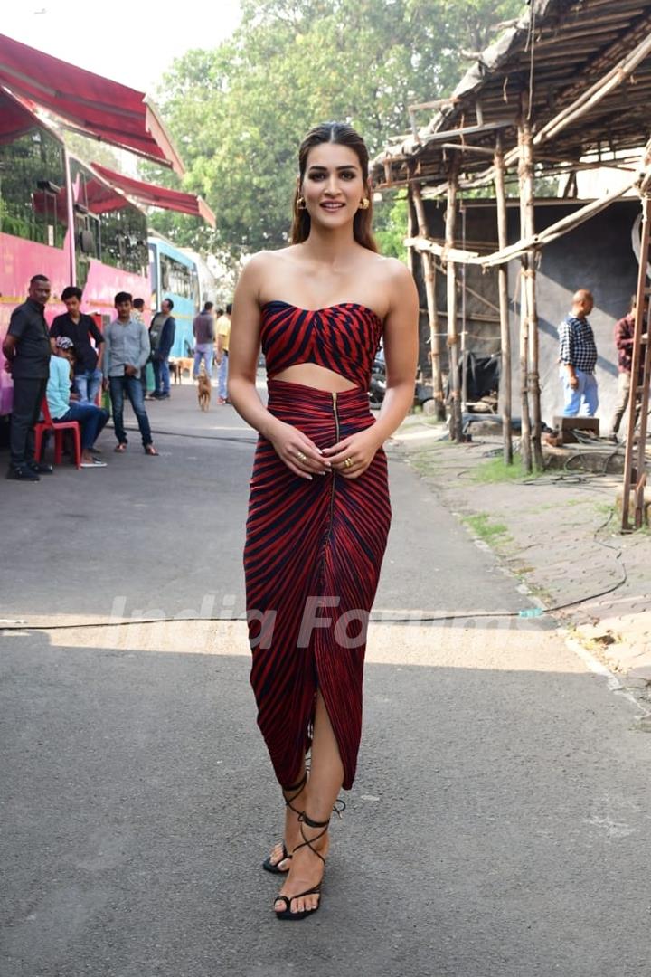 Kriti Sanon snapped promoting upcoming film Shehzada on the set of The Kapil Sharma Show 