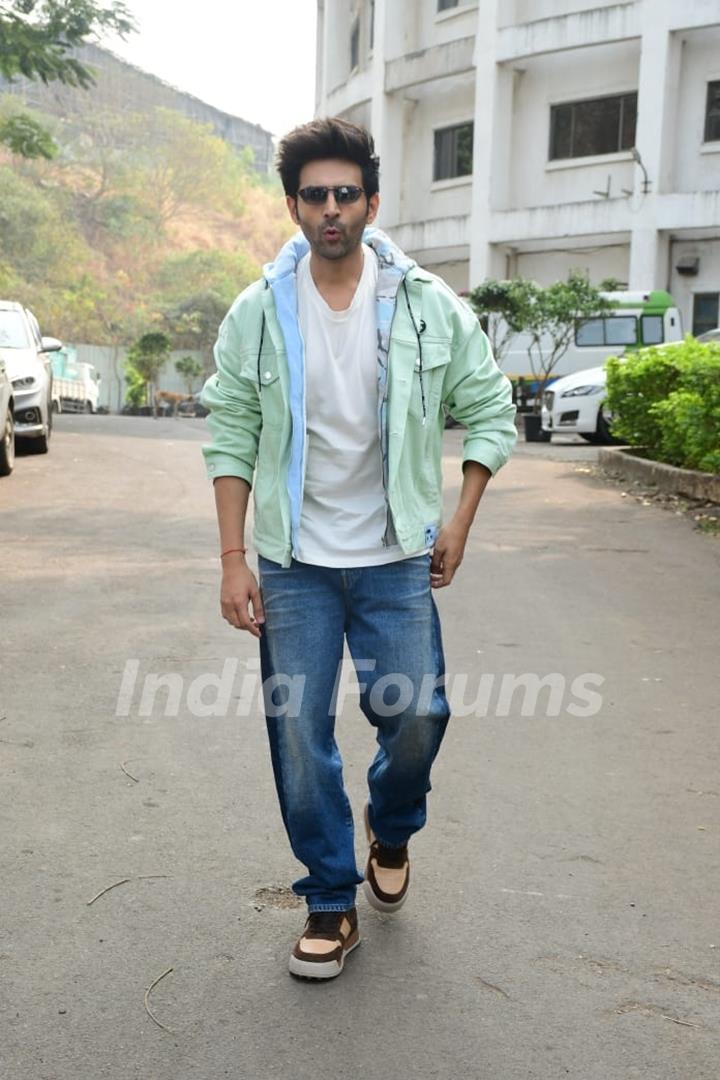 Kartik Aaryan snapped promoting upcoming film Shehzada on the set of Indian Idol 13  