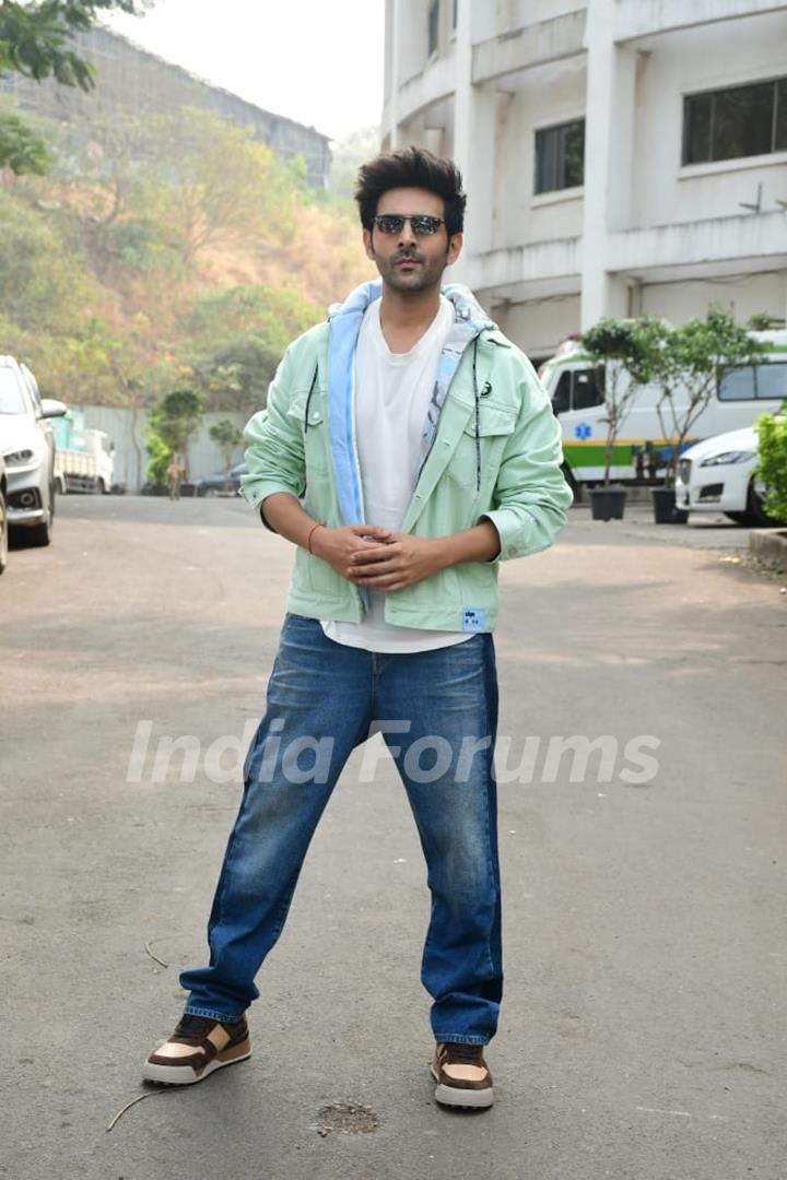 Kartik Aaryan snapped promoting upcoming film Shehzada on the set of Indian Idol 13  