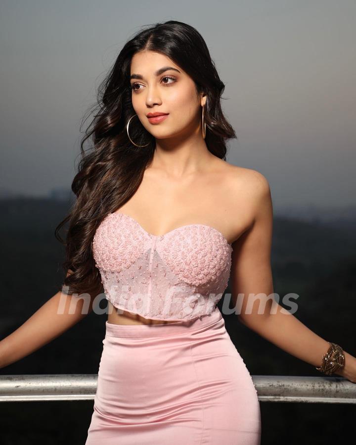 Digangana Suryavanshi stuns in pink co-ors set; sets temperature soaring