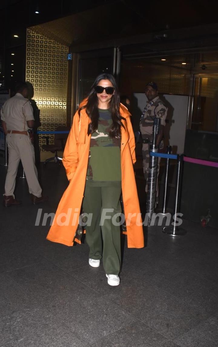 Deepika Padukone snapped at the Mumbai airport 