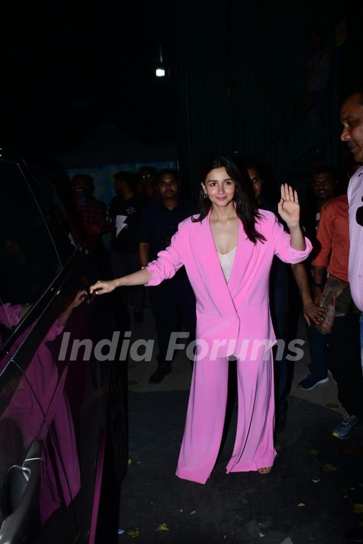 Alia Bhatt snapped in Juhu 