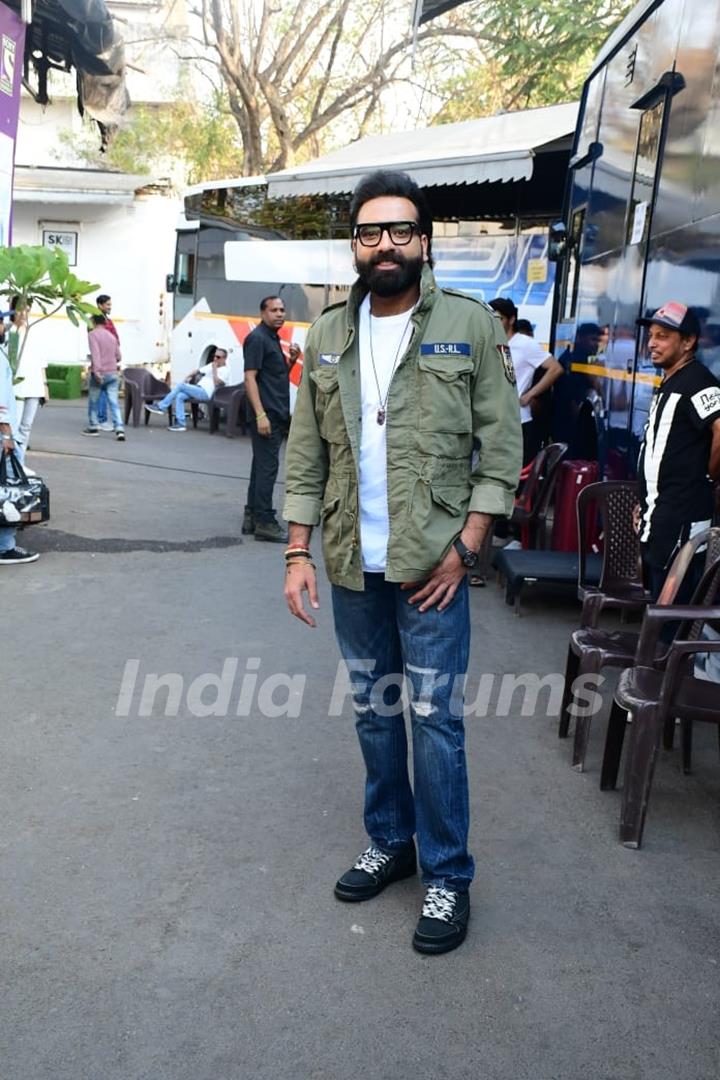 Anubhav Singh Bassi snapped promoting his upcoming film Tu Jhoothi Main Makkaar on the set of The Kapil Sharma Show 