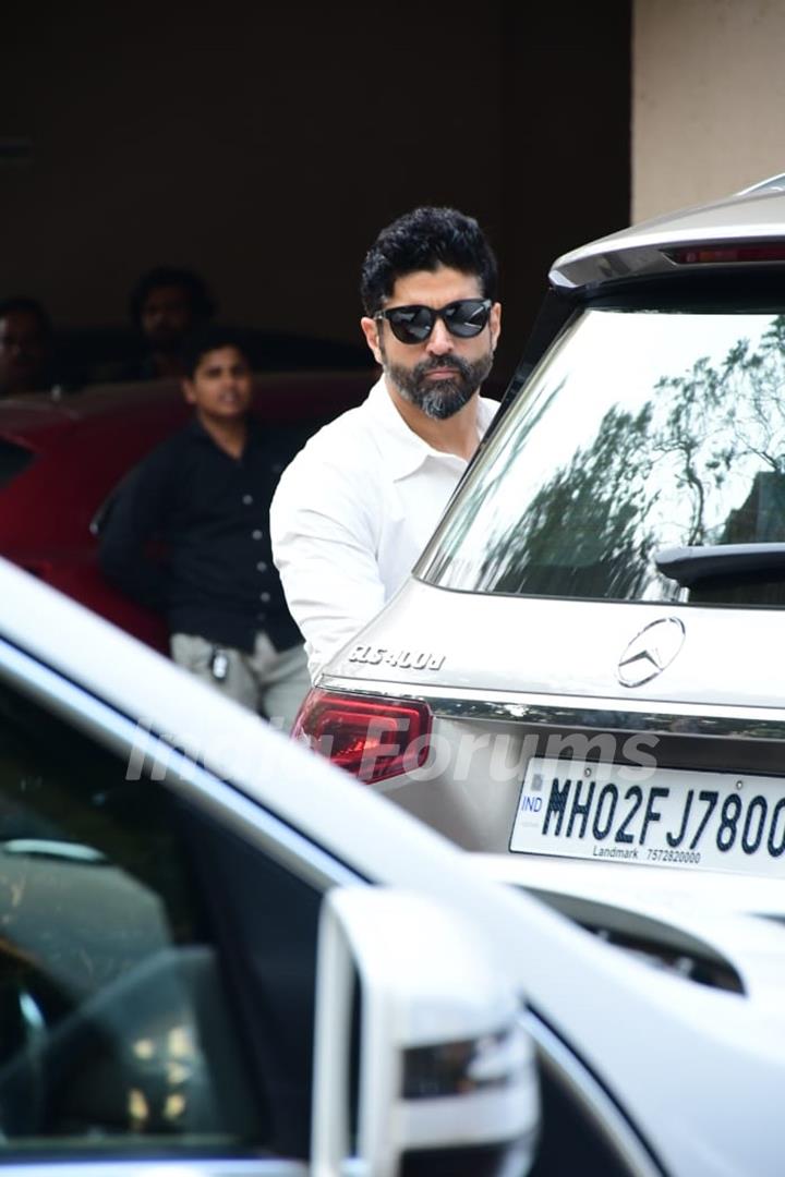 Farhan Akhtar  snapped Satish Kaushik's funeral