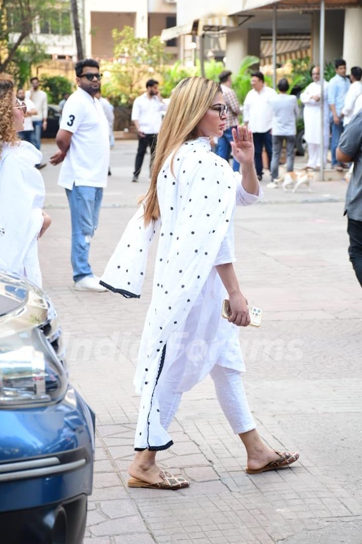 Rakhi Sawant snapped Satish Kaushik's funeral