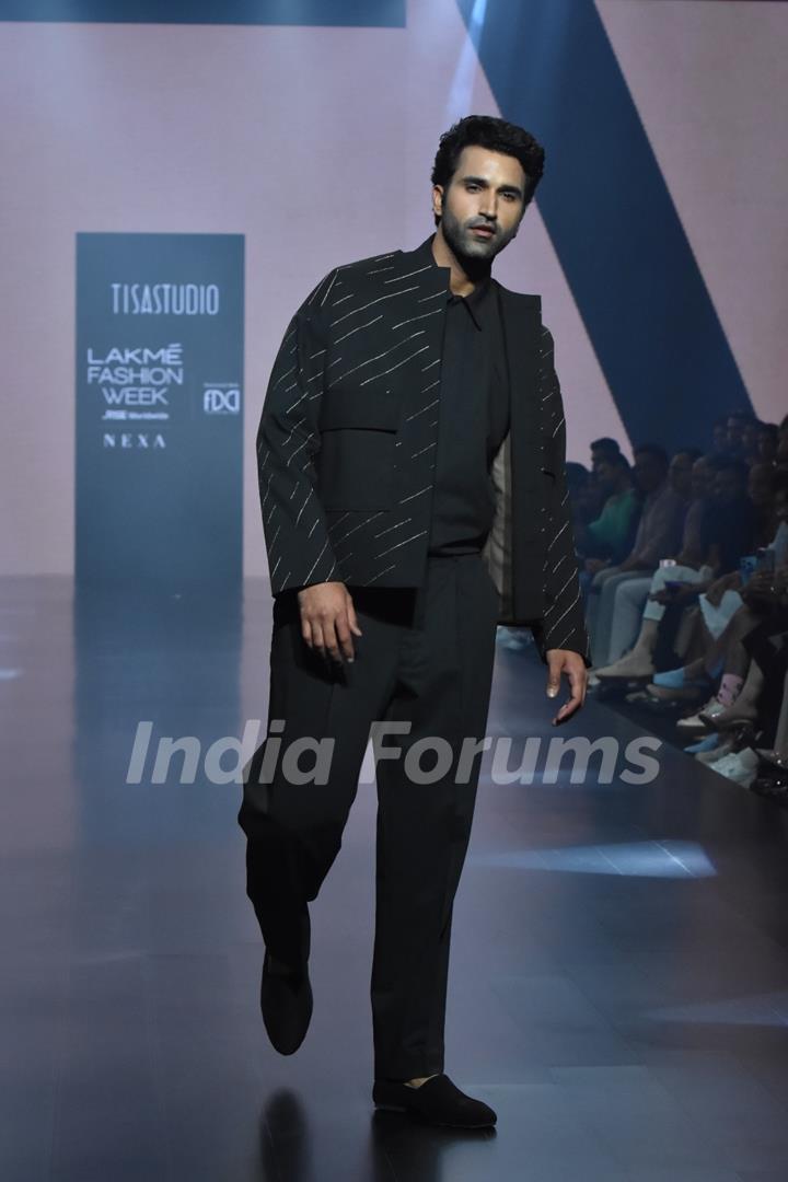 Gurfateh Pirzada walk the ramp at Lakme Fashion Week 2023 day 2