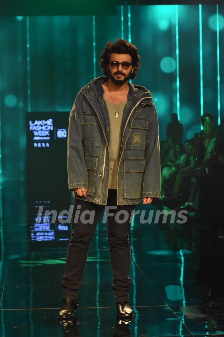 Arjun kapoor walk the ramp at Lakme Fashion Week 2023 day 2