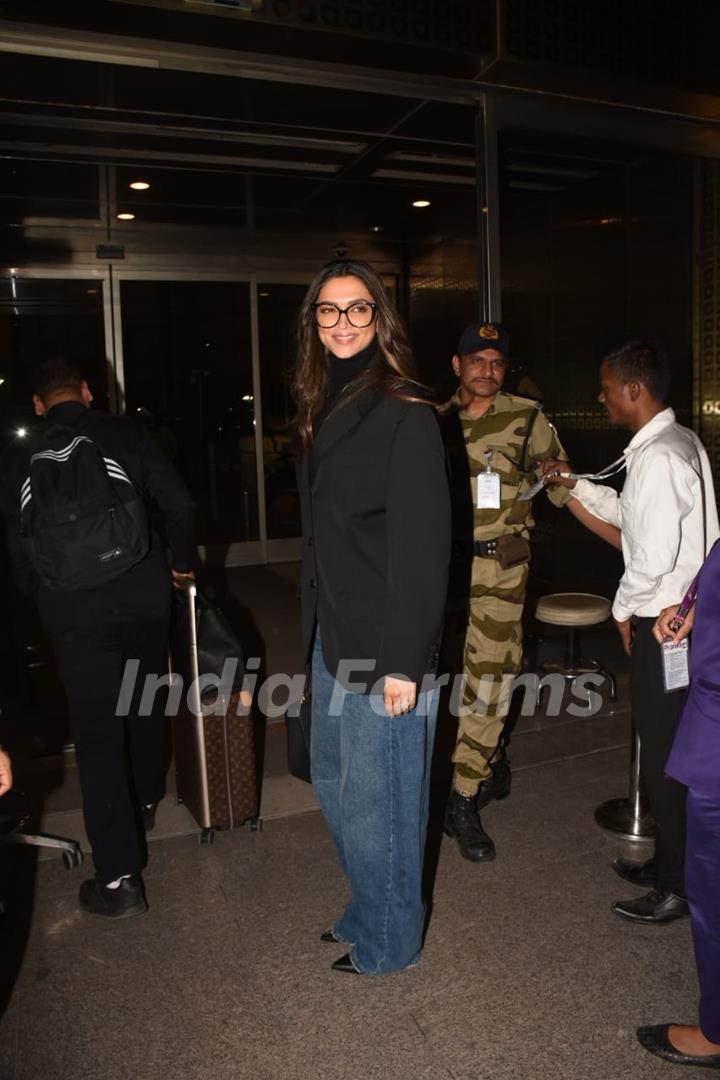 Deepika Padukone snapped at the Mumbai airport 